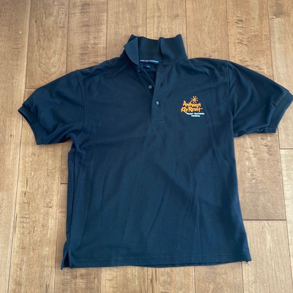 Resort embroidery ; Black collar shirt l Anthony’s key resort